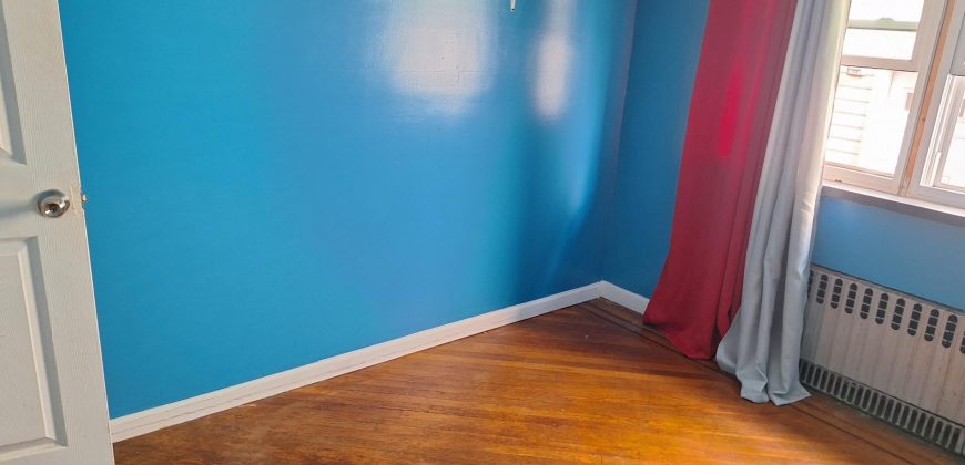 Re/ Private unfurnished room shred kitchen and bathroom.