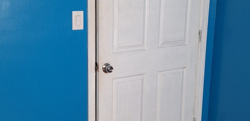 Re/ Private unfurnished room shred kitchen and bathroom.