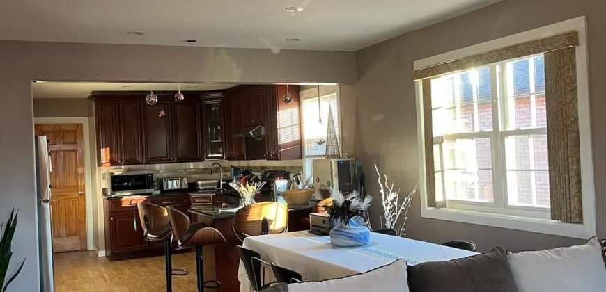 Stunning 3 bedroom, 2 full baths apartment. Floor: 2,